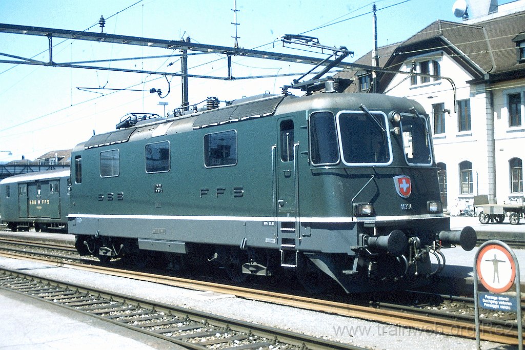 0668-0008.jpg - SBB-CFF Re 4/4'' 11334 / Delémont 27.5.1997