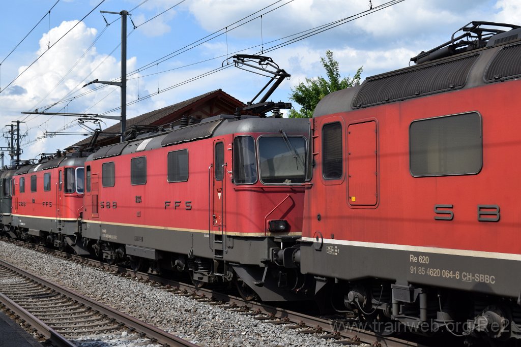4974-0049-220518.jpg - SBBC Re 4/4'' 11334 (Re 420.334-5)  (Re 91 85 4 420 334-5 CH-SBBC) + SBBC Re 4/4'' 11233 (Re 420.233-9)  (Re 91 85 4 420 233-9 CH-SBBC) / Wichtrach 22.5.2018