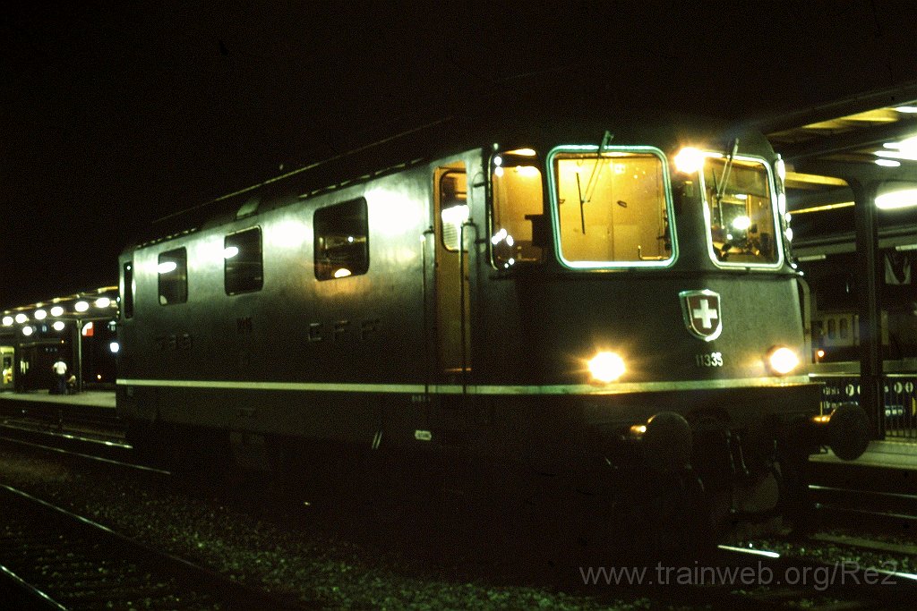 0196-0023-s.jpg - SBB-CFF Re 4/4'' 11335 / Interlaken-Ost 19.8.1988