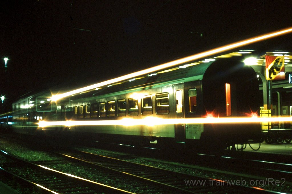 0196-0025-s.jpg - SBB-CFF Re 4/4'' 11335 / Interlaken-Ost 19.8.1988