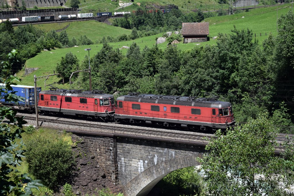 3981-0009-070716.jpg - SBB-CFF Re 6/6 11672 ''Balerna'' + SBB-CFF Re 4/4'' 11335 / Wassen (Wattingerbrücke) 7.7.2016