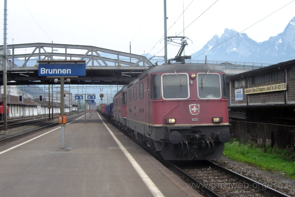 1036-0038-240405.jpg - SBB-CFF Re 4/4'' 11339 + SBB-CFF Re 6/6 11628 ''Konolfingen'' / Brunnen 24.4.2005