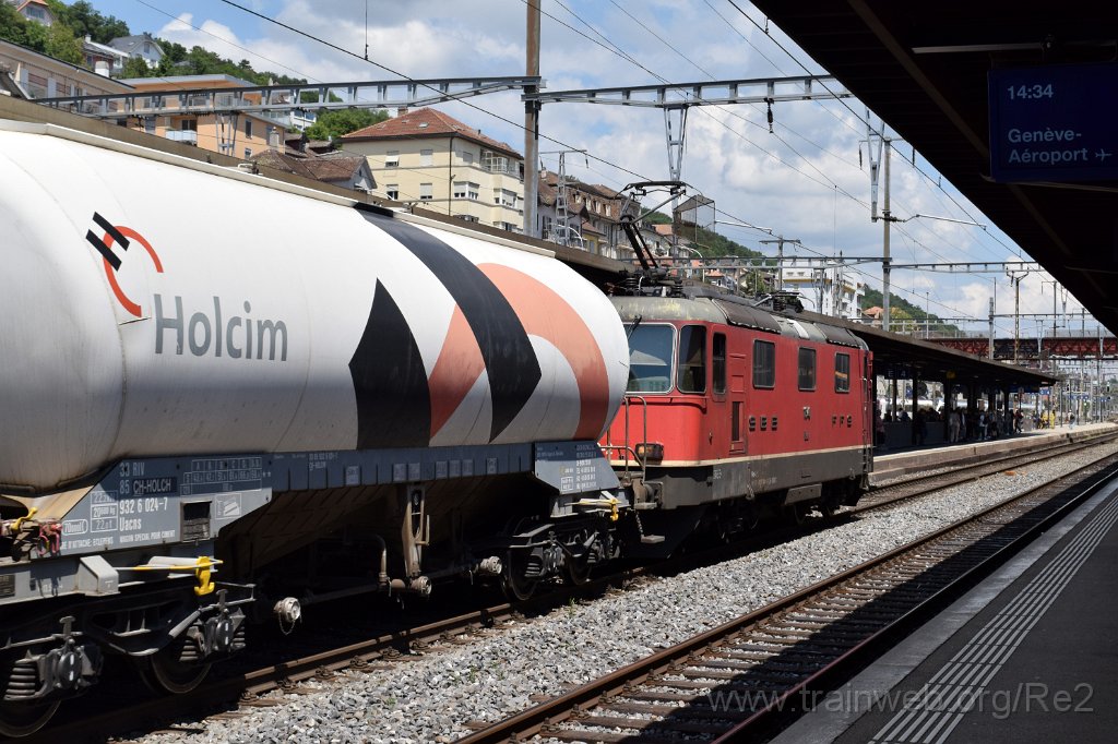 8075-0013-290622.jpg - SBBC Re 4/4'' 11340 (Re 420.340-2)  (Re 91 85 4 420 340-2 CH-SBBC) + Holcim Uacns 024 (33 85  932 6 024-7 CH-HOLCH) / Neuchâtel 29.6.2022