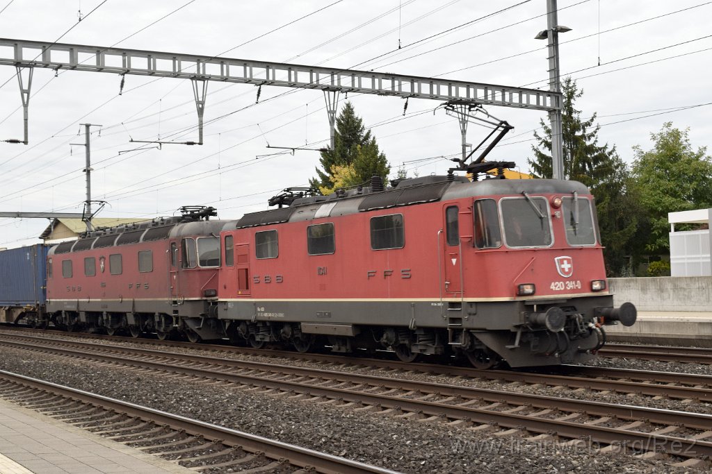 4677-0002-041017.jpg - SBBC Re 4/4'' 11341 (Re 420.341-0)  (Re 91 85 4 420 341-0 CH-SBBC) + SBBC Re 6/6 11666 (Re 620.066-1)  ''Stein am Rhein'' (Re 91 85 4 620 066-1 CH-SBBC) / Rothrist 4.10.2017