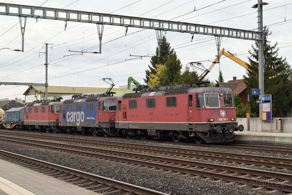 4680-0050-041017.jpg - SBBC Re 4/4'' 11342 (Re 420.342-8)  (Re 91 85 4 420 342-8 CH-SBBC) + SBBC Re 420.346-9 (Re 91 85 4 420 346-9 CH-SBBC) + SBBC Re 4/4'' 11340 (Re 420.340-2)  (Re 91 85 4 420 340-2 CH-SBBC) / Rothrist 4.10.2017