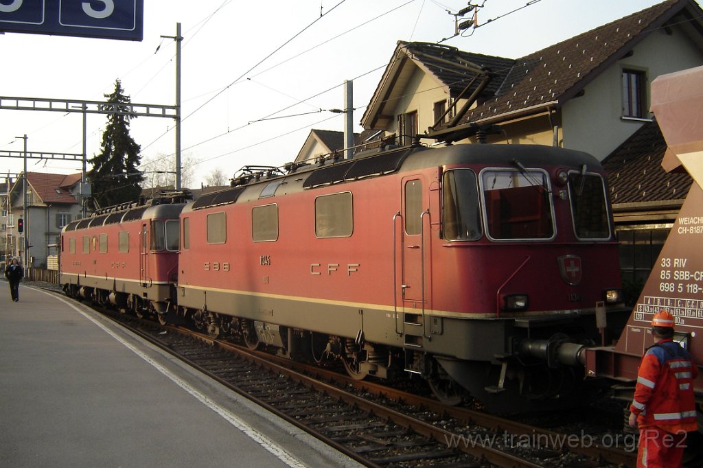 1028-0019-060405.jpg - SBB-CFF Re 4/4'' 11345 + SBB-CFF Re 6/6 11677 ''Neuhausen am Rheinfall'' / Hinwil 6.4.2005