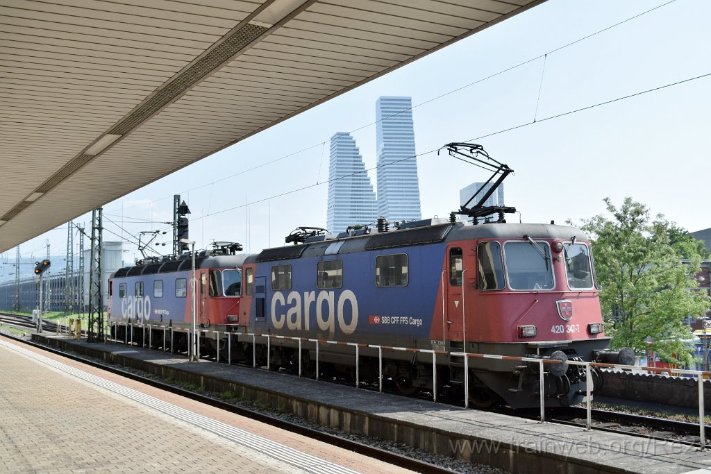 8592-0019-260523.jpg - SBBC Re 620.027-3 ''Luterbach-Attisholz'' (Re 91 85 4 620 027-3 CH-SBBC) + SBBC Re 420.347-7 (Re 91 85 4 420 347-7 CH-SBBC) / Basel Badische Bahnhof 26.5.2023