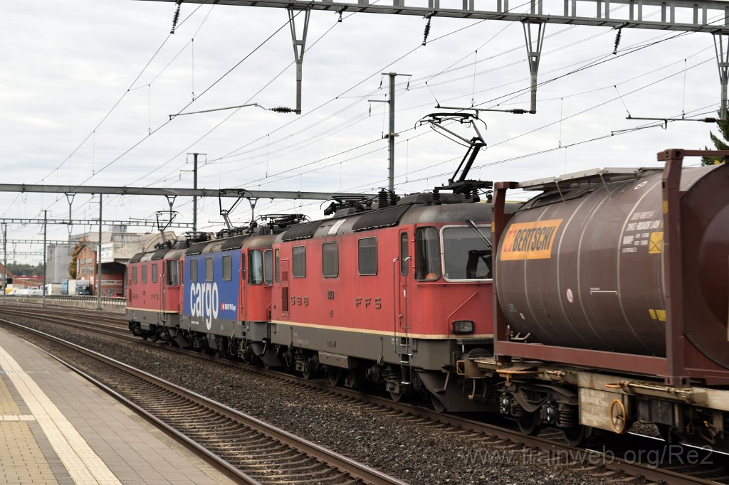 4678-0031-041017.jpg - SBBC Re 4/4'' 11332 (Re 420.332-9)  (Re 91 85 4 420 332-9 CH-SBBC) + SBBC Re 421.372-4 (Re 91 85 4 421 372-4 CH-SBBC) + SBBC Re 4/4'' 11348 (Re 420.348-5)  (Re 91 85 4 420 348-5 CH-SBBC) / Rothrist 4.10.2017