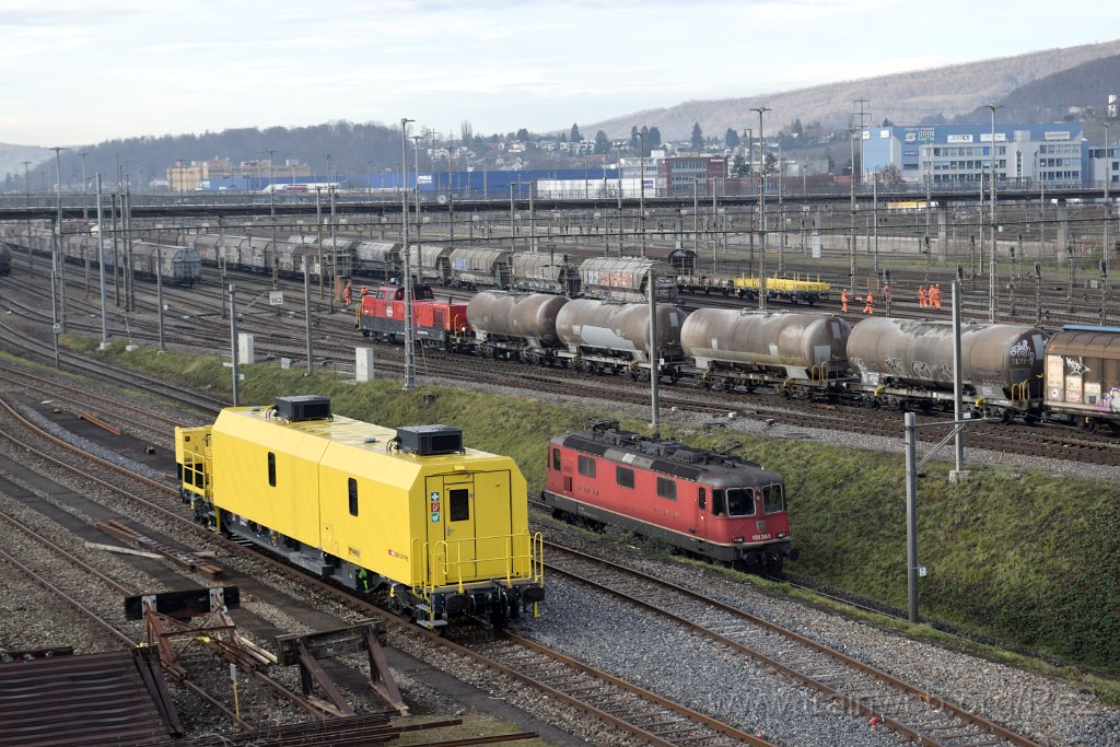 8331-0002-201222.jpg - SBBI Aem 940.041-7 (Aem 91 85 4 940 041-7 CH-SBBI) + SBBC Re 4/4'' 11348 (Re 420.348-5)  (Re 91 85 4 420 348-5 CH-SBBC) / RB Limmattal (Brücke Sandäckerstrasse) 20.12.2022