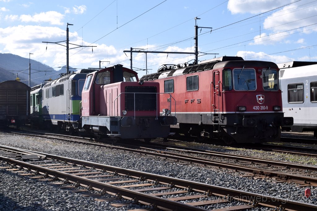 7873-0023-260222.jpg - OeBB Re 4/4''' 11350 (Re 430.350-9)  (Re 91 85 4 430 350-9 CH-OeBB) + OeBB Tm 24 (98 85  5 230 537-3 CH-OeBB) + BLS Re 420.504-3 (Re 91 85 4 420 504-3 CH-BLS) / Balsthal (Dépot) 26.2.2022