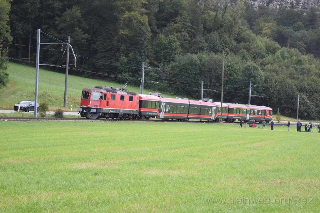 9364-0049-140924.jpg - OeBB ABt 197 ''Balsthal'' (ABt 50 85  80-35 197-3 CH-OeBB) + OeBB B 629 (B 50 85  22-35 629-6 CH-OeBB) + OeBBH Re 4/4''' 11350 (Re 430.350-9)  (Re 91 85 4 430 350-9 CH-OeBBH) / Aeussere Klus 14.9.2024