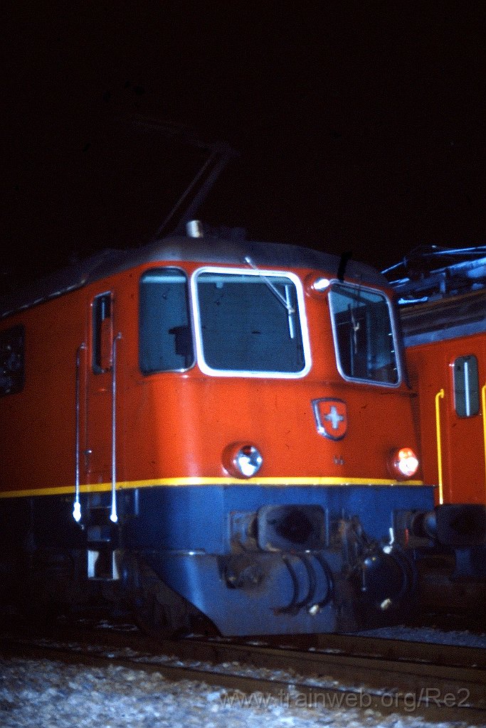 0265-0019.JPG - SOB Re 4/4''' 44 ''Freienbach'' / Samstagern 23.11.1989