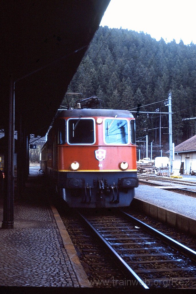 0267-0039.jpg - SOB Re 4/4''' 44 ''Freienbach'' / Biberbrugg 17.12.1989