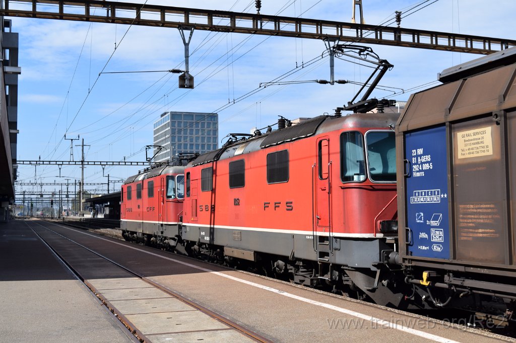 3691-0022-021015.jpg - SBB-CFF Re 4/4'' 11249 + SBB-CFF Re 4/4''' 11352 / Zürich-Altstetten 2.10.2015
