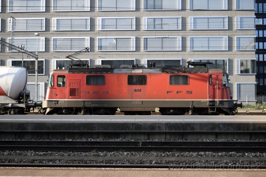 4437-0004-090517.jpg - SBBC Re 4/4''' 11352 (Re 430.352-5)  (Re 91 85 4 430 352-5 CH-SBBC) / Zürich-Altstetten 9.5.2017