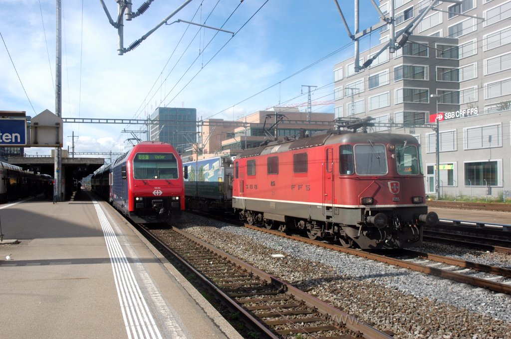 3365-0009-151014.jpg - SBB-CFF Re 4/4''' 11355 + SBB-CFF Re 450.001-3 ''Schwerzenbach'' (Re 91 85 4 450 001-3-3 CH-SBB) / Zürich-Altstetten 15.10.2014