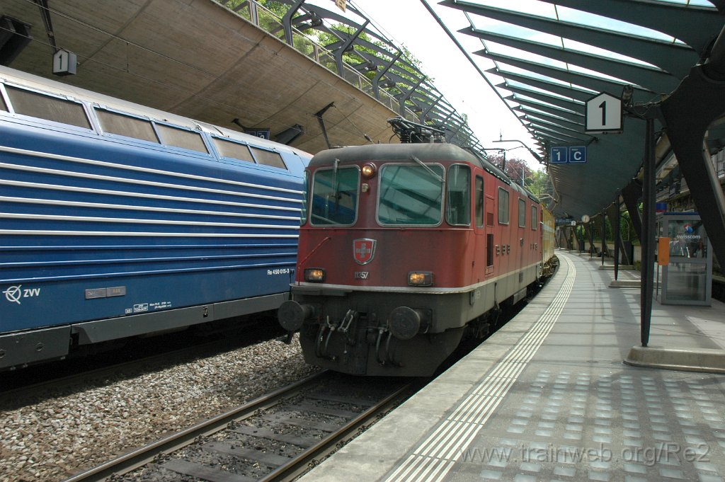 1882-0001-010610.jpg - SBB-CFF Re 4/4''' 11357 + SBB-CFF Re 450.015-3 ''Erlenbach'' / Zürich-Stadelhofen 1.6.2010