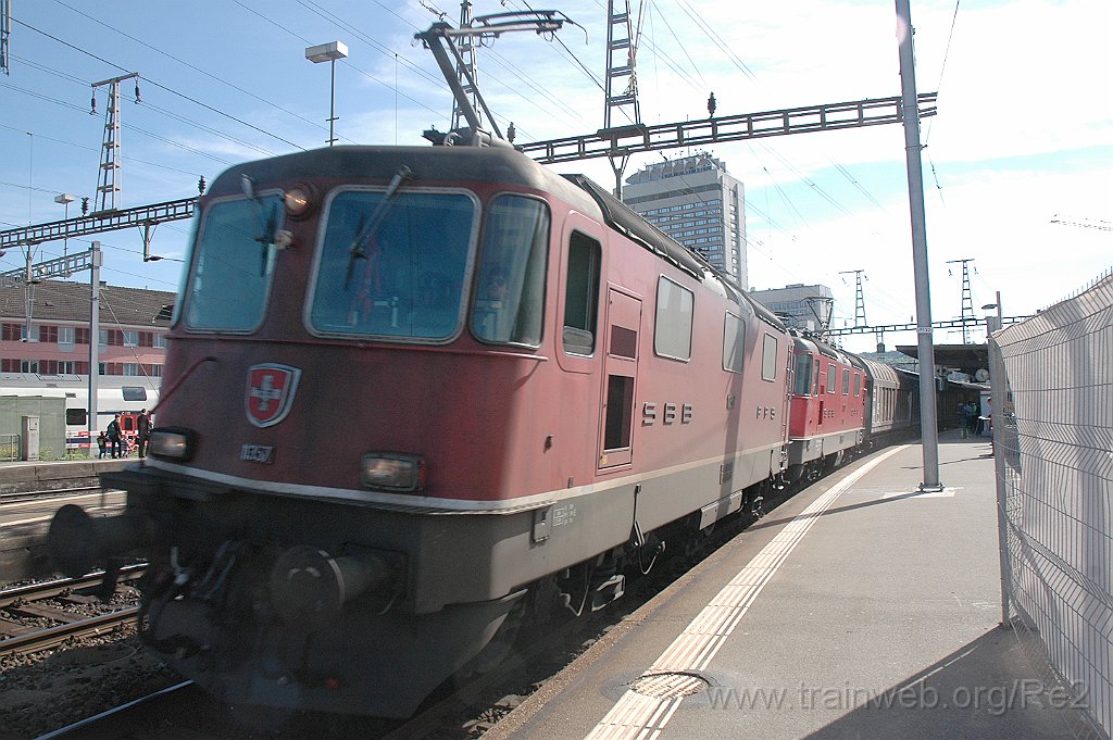 2393-0040-140512.jpg - SBB-CFF Re 4/4''' 11357 + SBB-CFF Re 4/4'' 11272 ''100. Klimaanlage eingebaut im IW Biel'' / Zürich-Oerlikon 14.5.2012