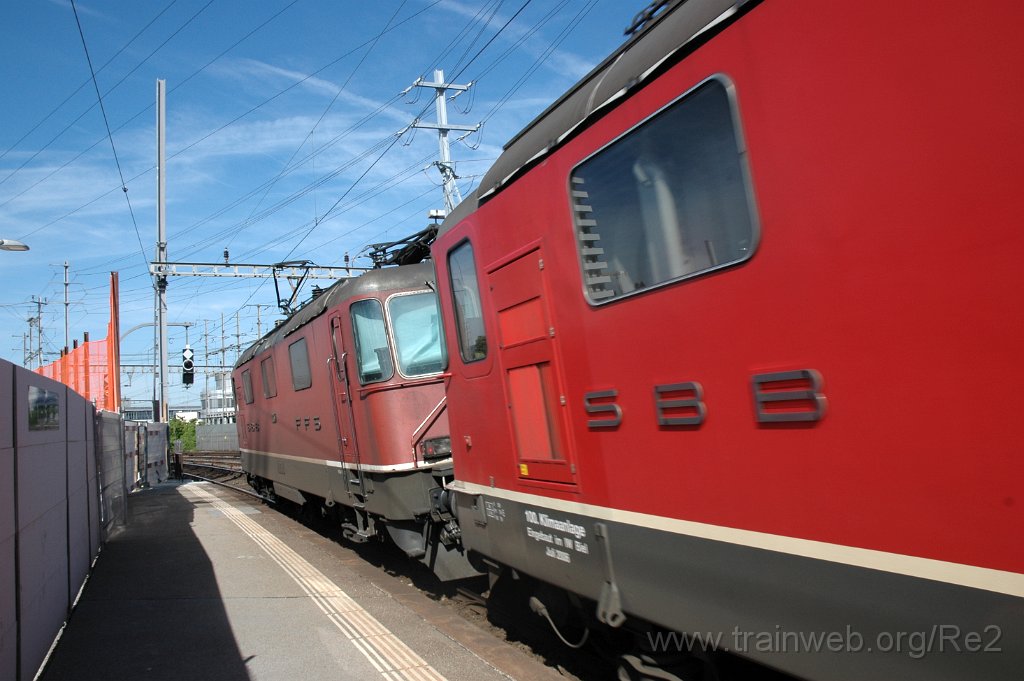 2393-0041-140512.jpg - SBB-CFF Re 4/4''' 11357 + SBB-CFF Re 4/4'' 11272 ''100. Klimaanlage eingebaut im IW Biel'' / Zürich-Oerlikon 14.5.2012