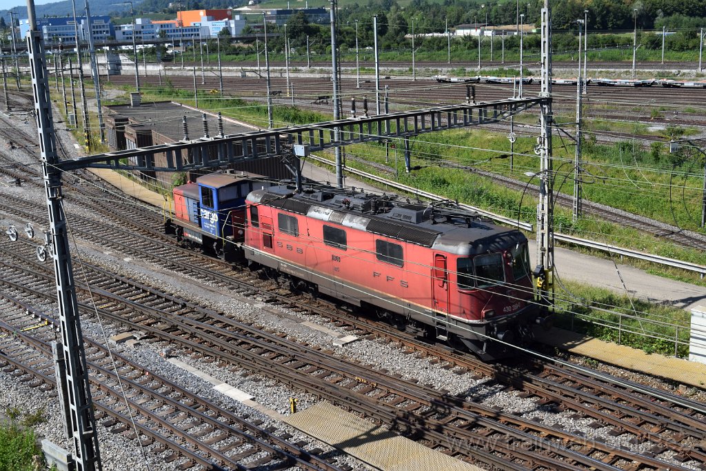 7114-0010-290720.jpg - SBBC Re 4/4''' 11359 (Re 430.359-0)  (Re 91 85 4 430 359-0 CH-SBBC) + SBBC Tm 232.127-1 (Tm 98 85 5 232 127-1 CH-SBBC) / RB Limmattal (Brücke Sandäckerstrasse) 29.7.2020