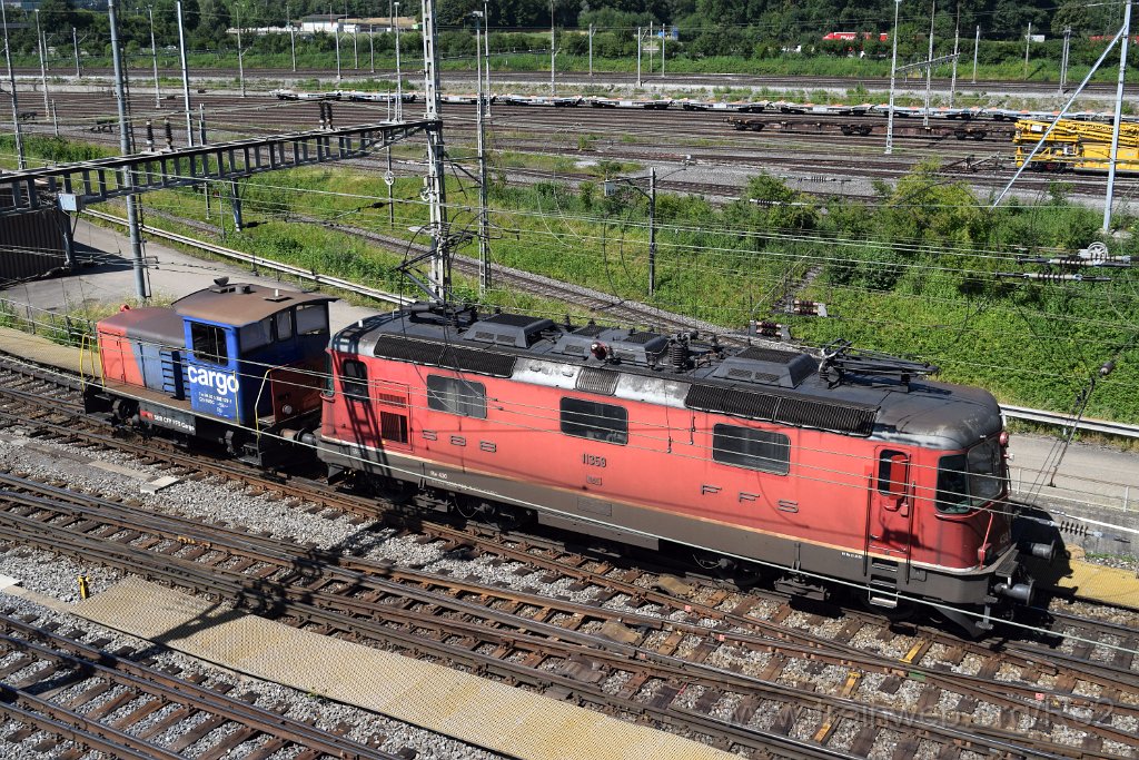 7114-0016-290720.jpg - SBBC Re 4/4''' 11359 (Re 430.359-0)  (Re 91 85 4 430 359-0 CH-SBBC) + SBBC Tm 232.127-1 (Tm 98 85 5 232 127-1 CH-SBBC) / RB Limmattal (Brücke Sandäckerstrasse) 29.7.2020