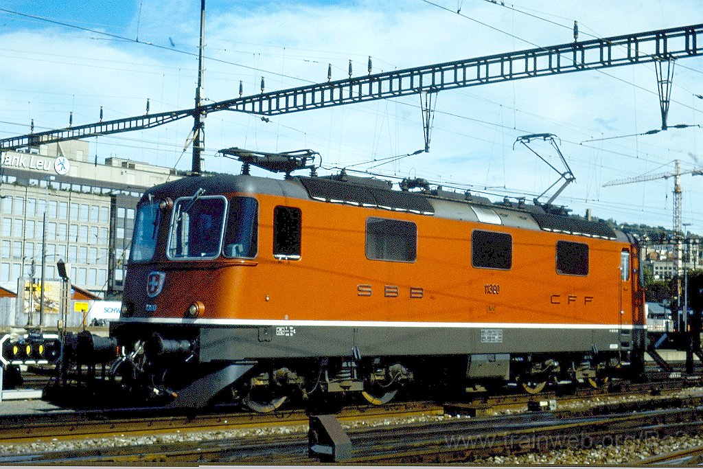 0199-0037-s.jpg - SBB-CFF Re 4/4''' 11360 / Zürich HB 24.9.1988