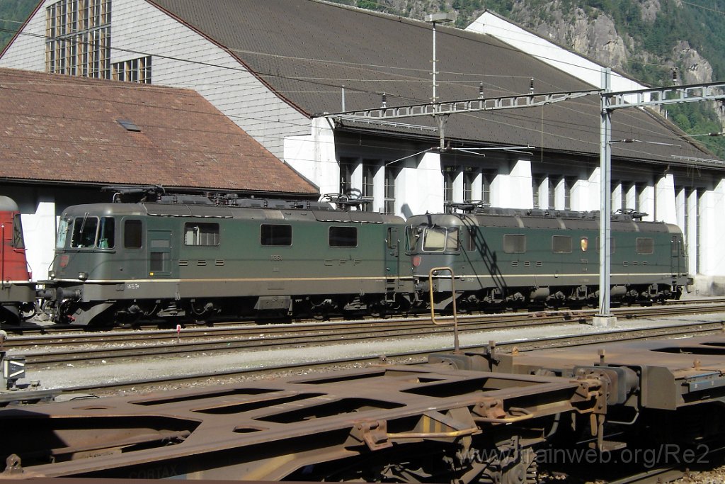 1191-0009-180606.jpg - SBB-CFF Re 4/4''' 11364 + SBB-CFF Ref 6/6 11659 ''Chavornay'' / Erstfeld (Dépot) 18.6.2006