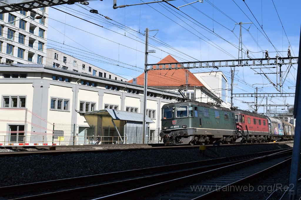 4903-0037-120418.jpg - SBBC Re 4/4''' 11364 (Re 430.364-0)  (Re 91 85 4 430 364-0 CH-SBBC) + SBBC Re 6/6 11630 (Re 620.030-7)  ''Herzogenbuchsee'' (Re 91 85 4 620 030-7 CH-SBBC) / Lenzburg 12.4.2018