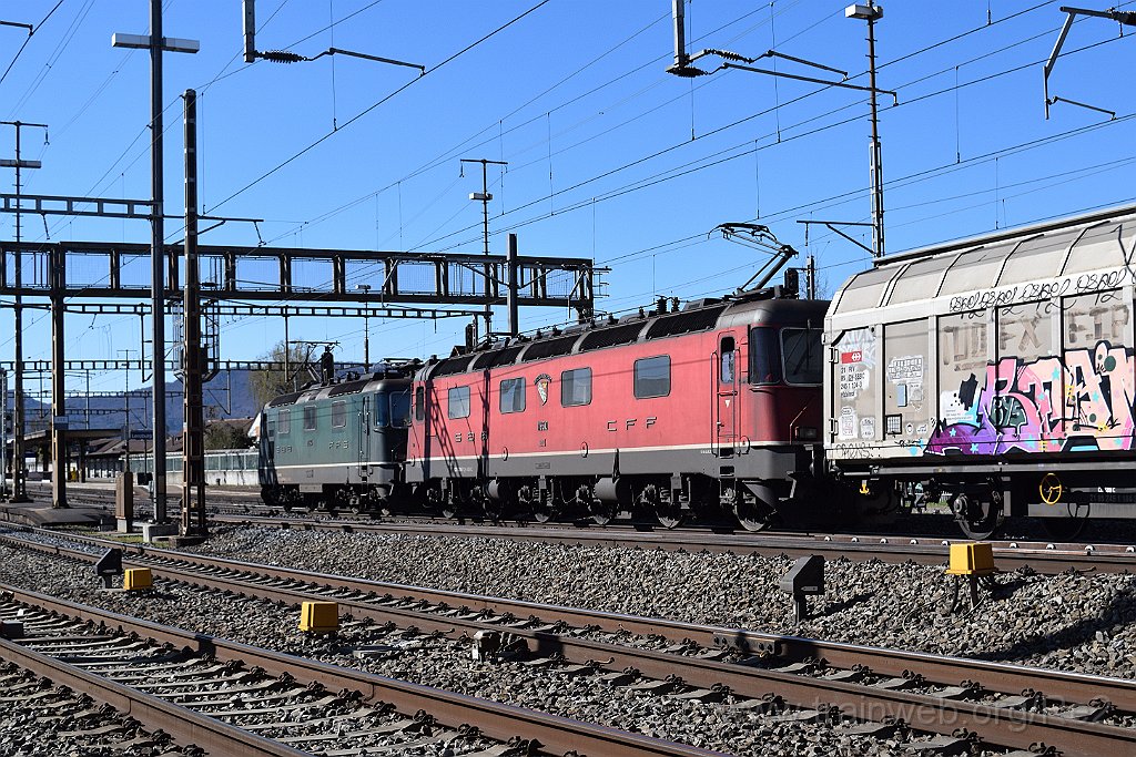 4903-0043-120418.jpg - SBBC Re 4/4''' 11364 (Re 430.364-0)  (Re 91 85 4 430 364-0 CH-SBBC) + SBBC Re 6/6 11630 (Re 620.030-7)  ''Herzogenbuchsee'' (Re 91 85 4 620 030-7 CH-SBBC) / Lenzburg 12.4.2018