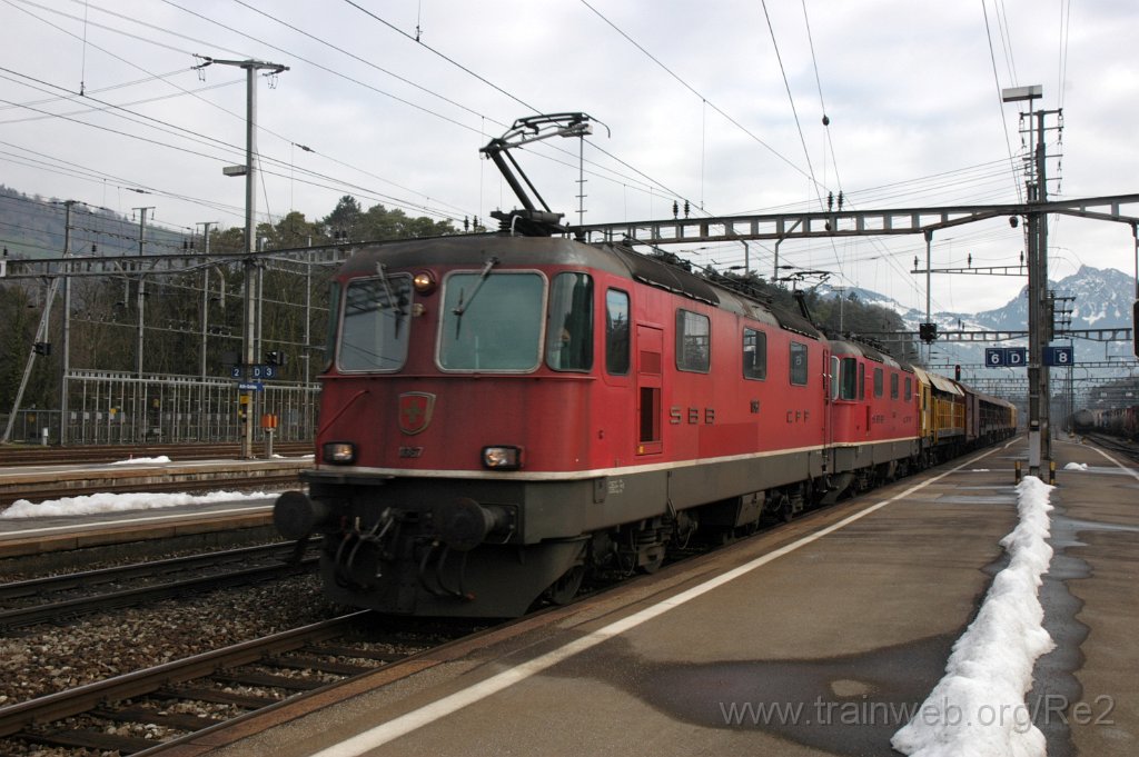 3446-0011-070115.jpg - SBB-CFF Re 4/4''' 11367 + SBB-CFF Re 4/4'' 11245 / Arth-Goldau 7.1.2015