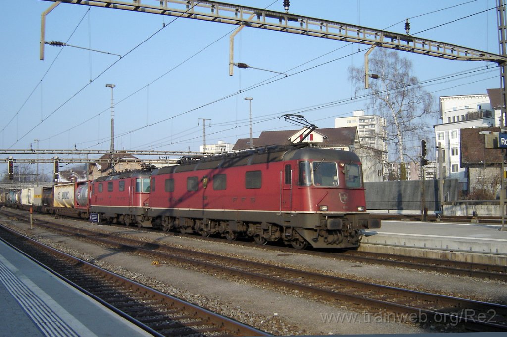 1141-0004-140306.jpg - SBB-CFF Re 6/6 11677 ''Neuhausen am Rheinfall'' + SBB-CFF Re 4/4''' 11368 / Rotkreuz 14.3.2006
