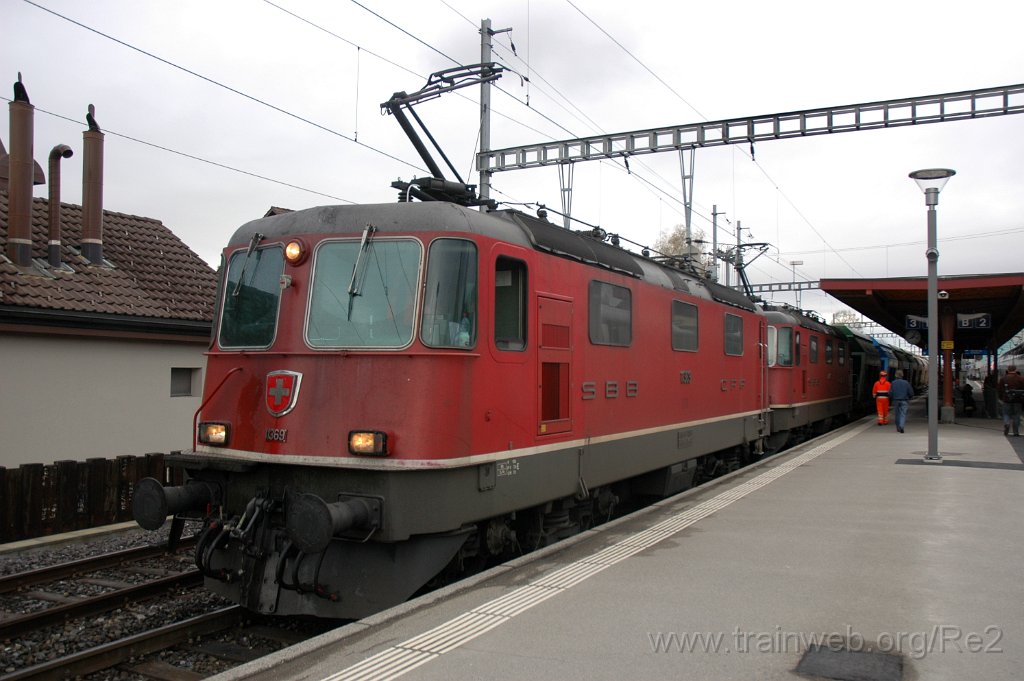 2356-0015-040412.jpg - SBB-CFF Re 4/4''' 11369 + SBB-CFF Re 4/4'' 11248 / Hinwil 4.4.2012