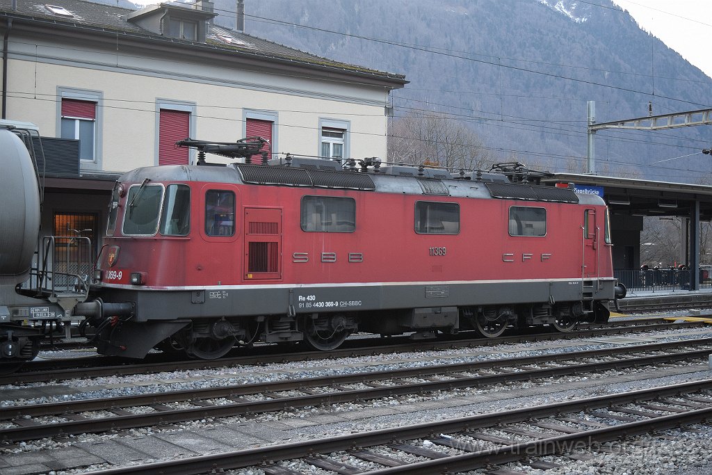 3807-0009-221215.jpg - SBBC Re 4/4''' 11369 (Re 430.369-9)  (Re 91 85 4 430 369-9 CH-SBBC) / Ziegelbrücke 22.12.2015