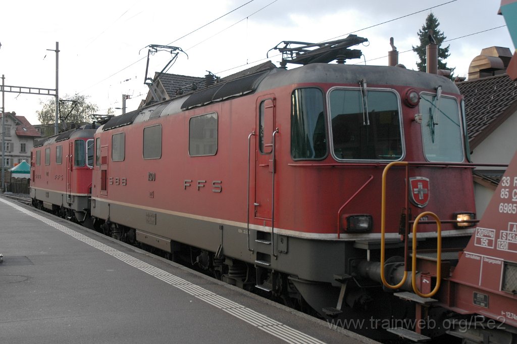 2641-0027-111012.jpg - SBB-CFF Re 4/4'' 11272 ''100. Klimaanlage eingebaut im IW Biel'' + SBB-CFF Re 4/4''' 11370 / Hinwil 11.10.2012