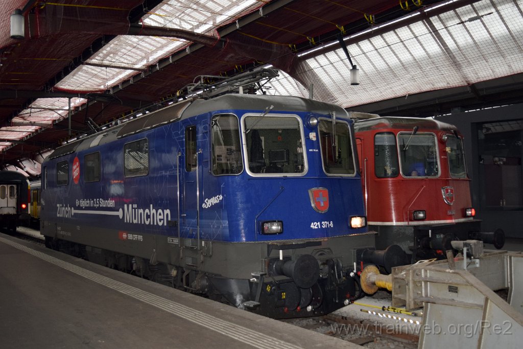 7202-0035-031120.jpg - SBB-CFF Re 4/4'' 11146 (Re 420.146-3)  (Re 91 85 4 420 146-3 CH-SBB) + SBBC Re 421.371-6 ''Zürich-München 2021'' (Re 91 85 4 421 371-6 CH-SBBC) / Zürich HB 3.11.2020