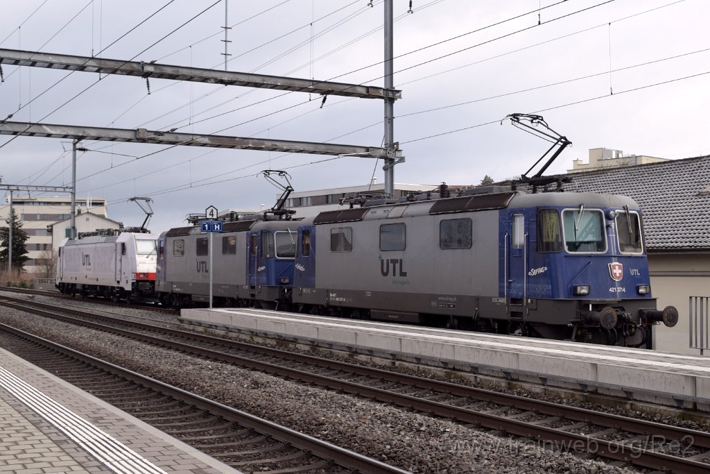 9532-0046-030125.jpg - UTL Re 421.371-6 (Re 91 85 4 421 371-3 CH-UTL) + UTL Re 421.383-1 (Re 91 85 4 421 383-1 CH-UTL) + Akiem (I) 186 908 (91 83 2186 908-6 I-AKIEM) / Frauenfeld 3.1.2025