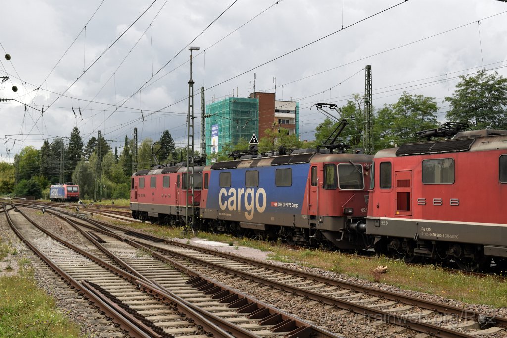 4656-0036-070917.jpg - SBBC Re 421.372-4 (Re 91 85 4 421 372-4 CH-SBBC) + SBBC Re 4/4'' 11334 (Re 420.334-5)  (Re 91 85 4 420 334-5 CH-SBBC) / Singen (Htw) 7.9.2017