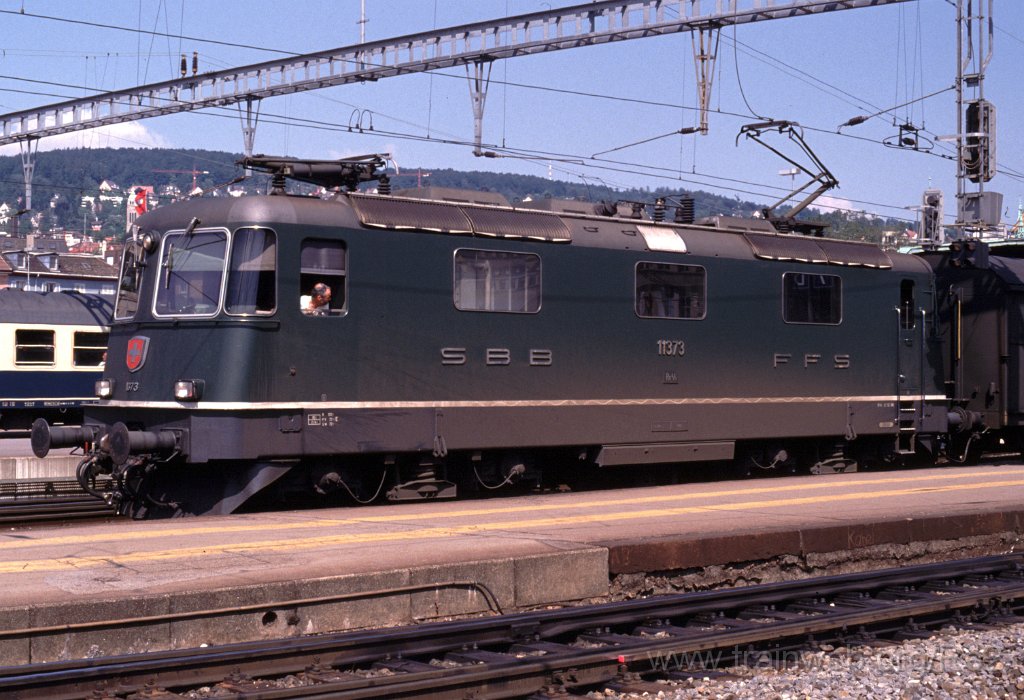 0239-0038.jpg - SBB-CFF Re 4/4'' 11373 / Zürich HB 19.6.1989