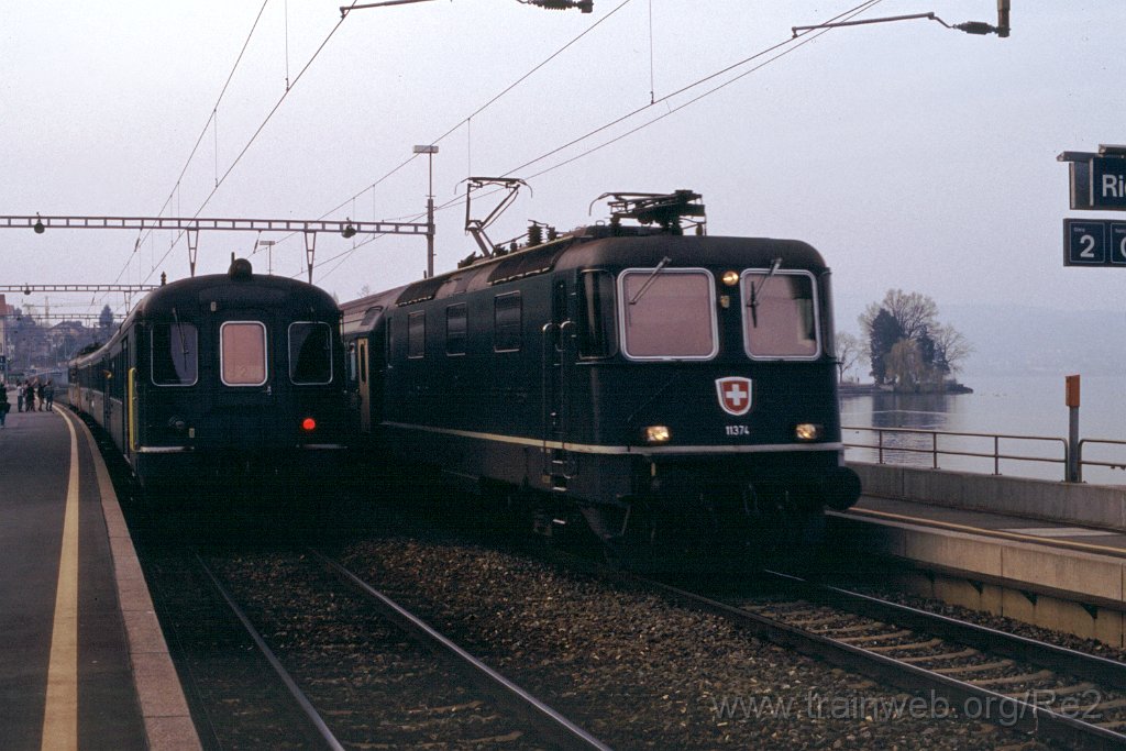 0425-0038.jpg - SBB-CFF Re 4/4'' 11374 / Richterswil 20.3.1993