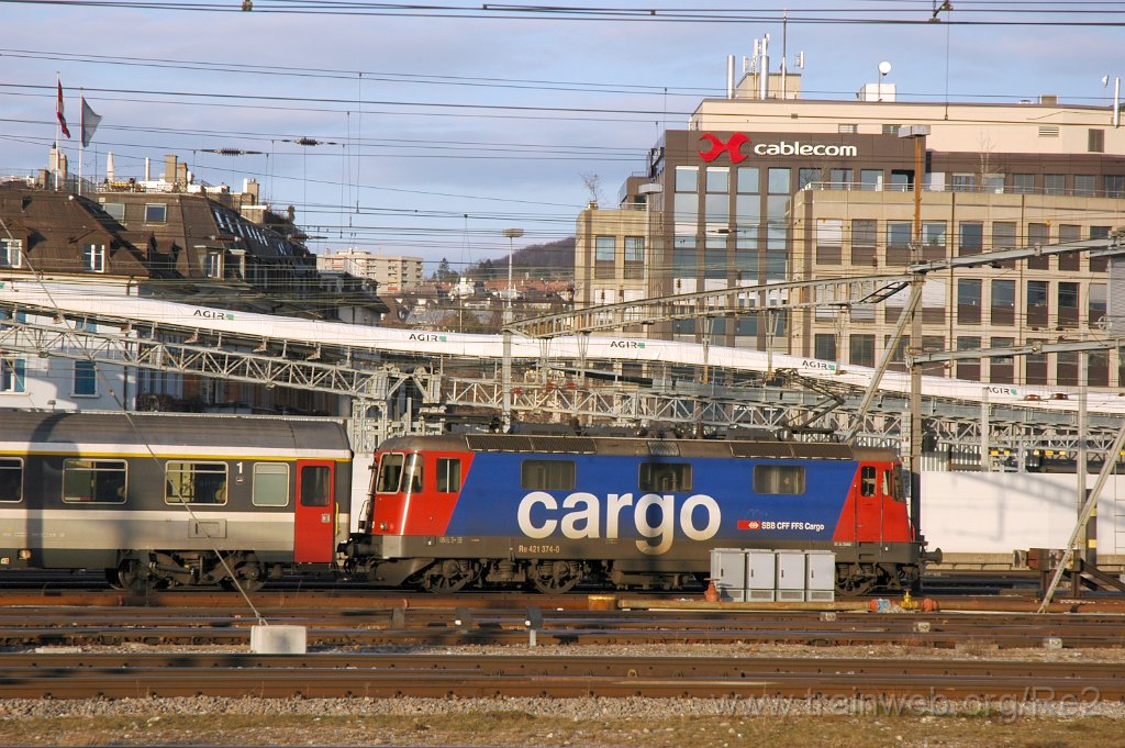 1815-0028-200210.jpg - SBBC Re 421.374-0 / Zürich HB 20.2.2010