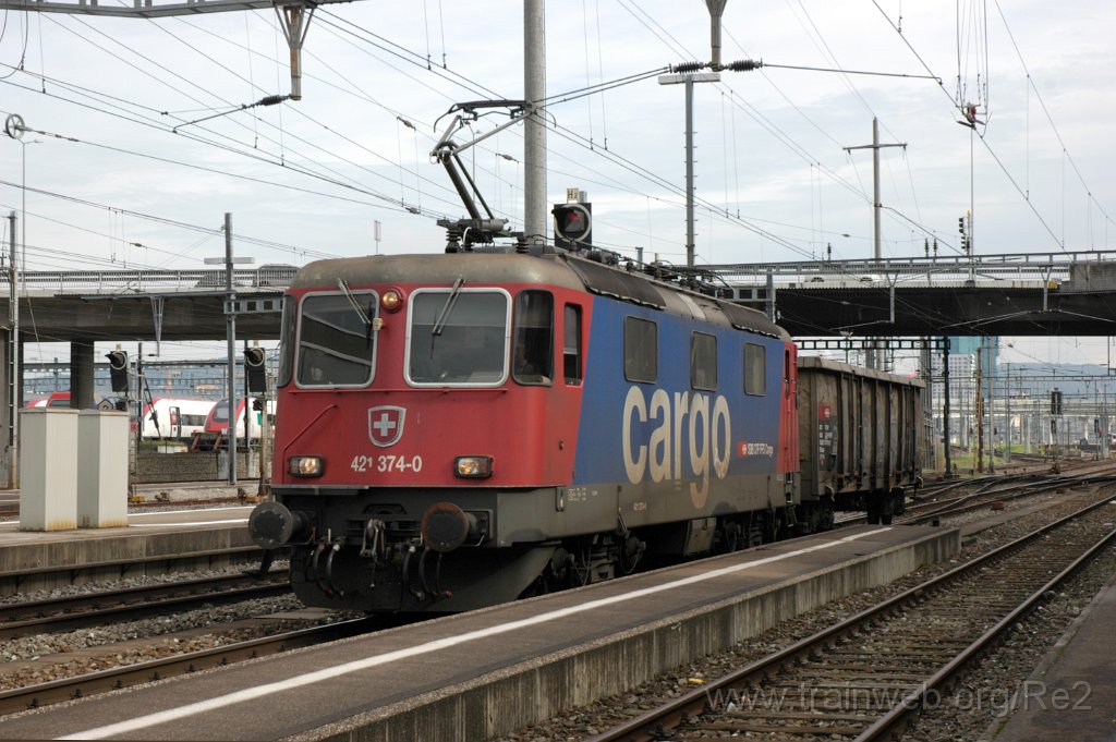 3322-0045-081014.jpg - SBBC Re 421.374-0 (Re 91 85 4 421 374-0 CH-SBBC) + SBBC Eanos 31 85 5321 071-3 / Zürich-Altstetten 8.10.2014