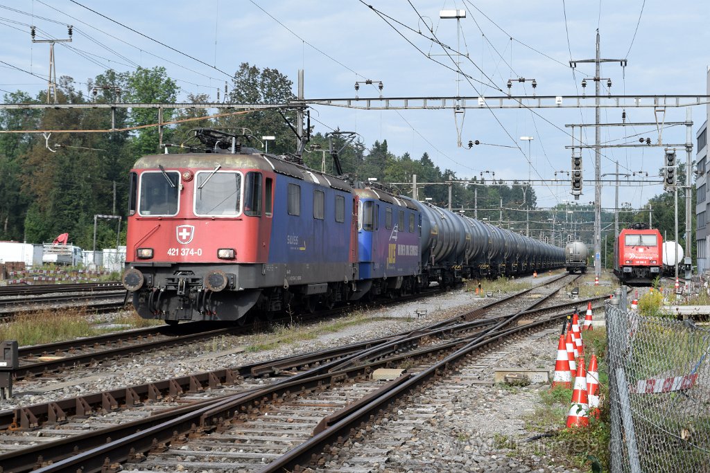 8762-0009-160923.jpg - SRT Re 421.374-0 (Re 91 85 4 421 374-0 CH-SRTAG) + WRS Re 421.373 (Re 91 85 4 421 373-2 CH-WRSCH) + RHC 185.586-5 / 2054 (91 80 6 185 586-5 D-RHC) / Glattbrugg 16.9.2023
