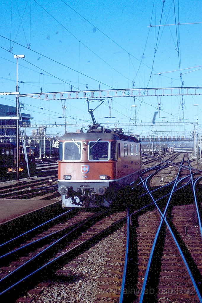 0270-0027.jpg - SBB-CFF Re 4/4'' 11377 / Zürich HB 4.2.1990