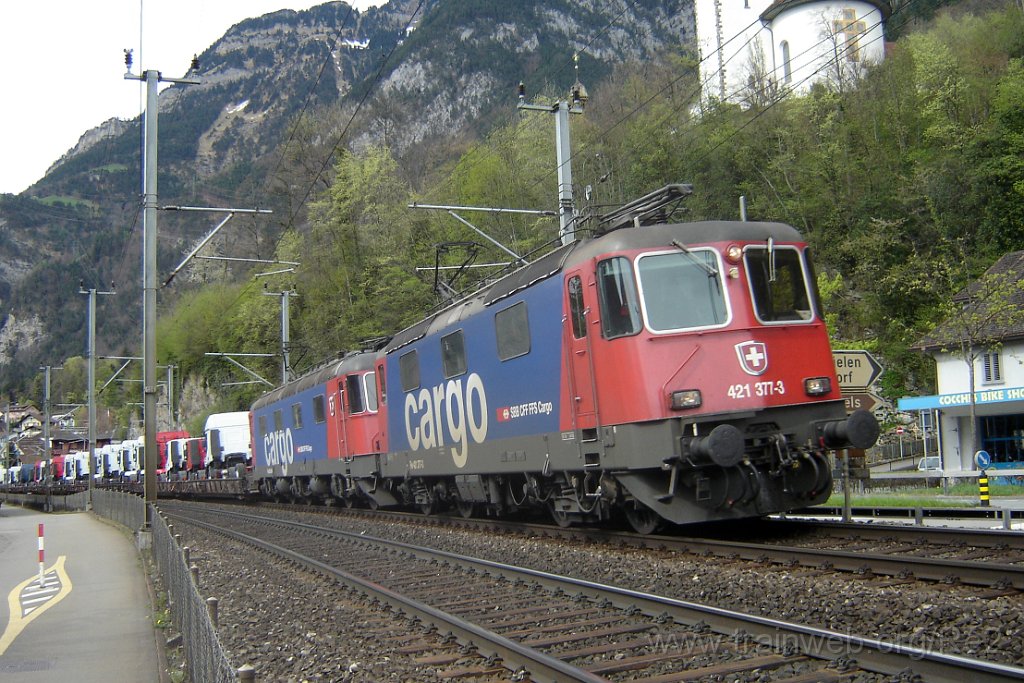 1037-0007-240405.jpg - SBBC Re 421.377-3 + SBBC Re 620.086-9 ''Hochdorf'' / Flüelen (Seestrasse) 24.4.2005