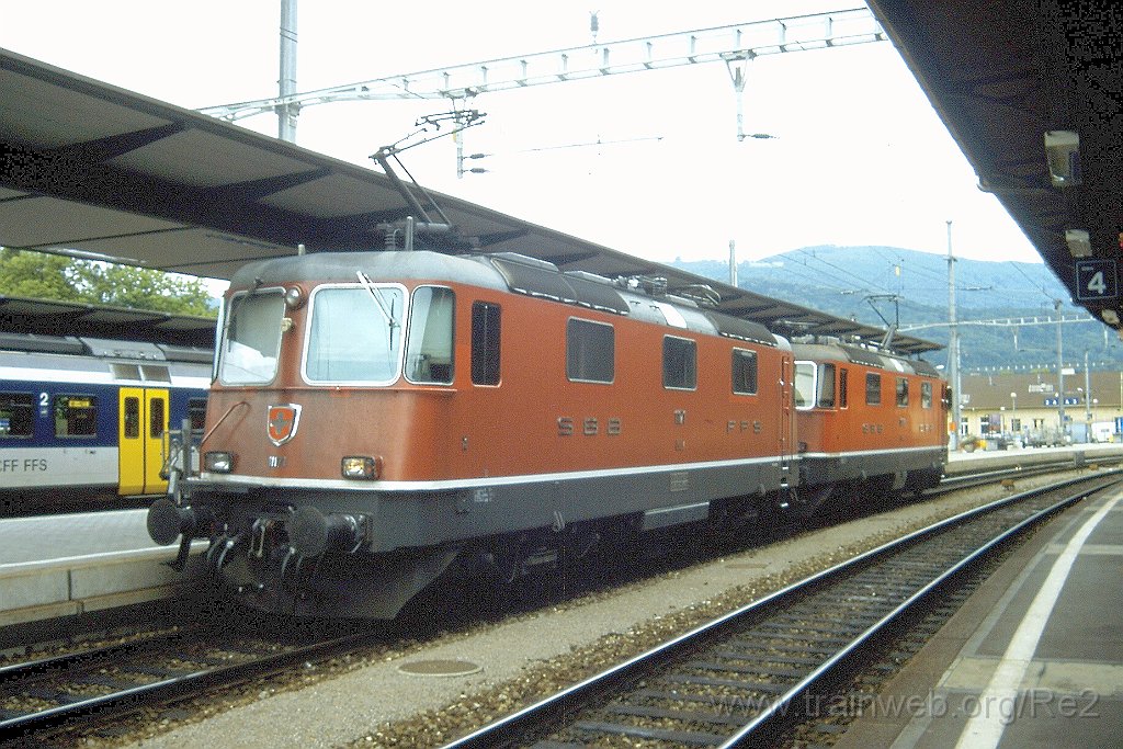 0895-0011.jpg - SBB-CFF Ref 4/4'' 11171 + SBB-CFF Re 4/4'' 11379 / Olten 12.7.2001