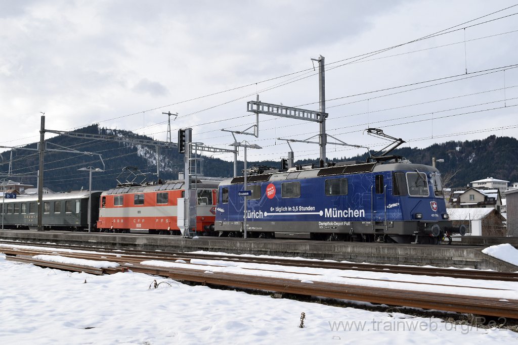 10140-0042-061225.jpg - DSF Re 4/4'' 11141 / SBB-CFF (Re 91 85 4 420 141-4 CH-DSF) + DDF Re 421.379-9 ''Zürich-München 2021'' (Re 91 85 4 421 379-9 CH-DDF) / Einsiedeln 6.12.2025