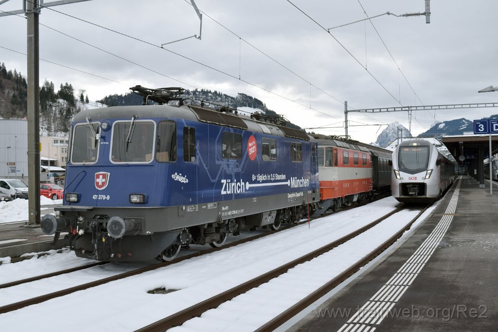 10142-0032-061225.jpg - DDF Re 421.379-9 ''Zürich-München 2021'' (Re 91 85 4 421 379-9 CH-DDF) + DSF Re 4/4'' 11141 / SBB-CFF (Re 91 85 4 420 141-4 CH-DSF) + SOB RABe 526.010-4 ''Tödi'' (RABe 94 85 7 526 010-4 CH-SOB) / Einsiedeln 6.12.2025