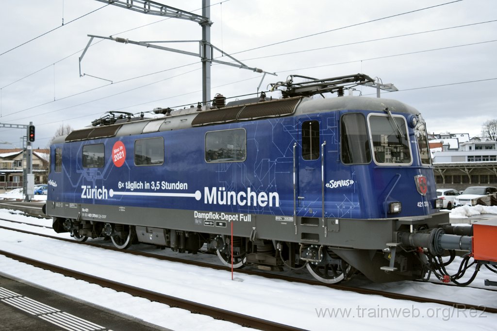 10143-0003-061225.jpg - DDF Re 421.379-9 ''Zürich-München 2021'' (Re 91 85 4 421 379-9 CH-DDF) / Einsiedeln 6.12.2025