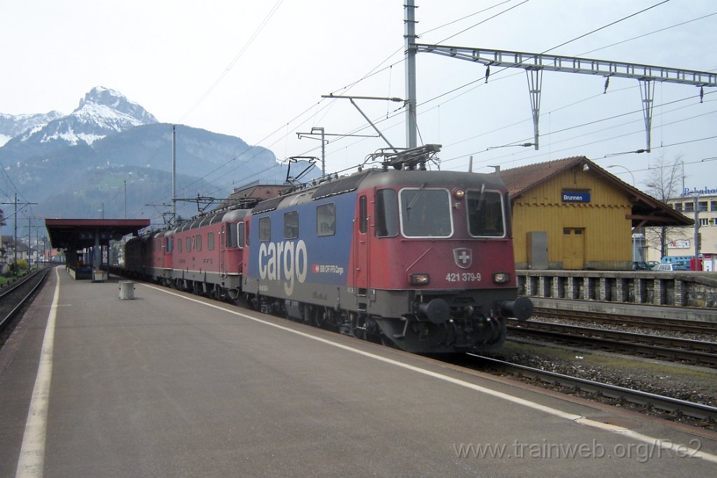 1036-0017-240405.jpg - SBB-CFF Re 4/4'' 11293 + SBBC Re 421.379-9 + SBB-CFF Re 6/6 11606 ''Turgi'' + SBB-CFF Re 6/6 11612 ''Regensdorf'' / Brunnen 24.4.2005