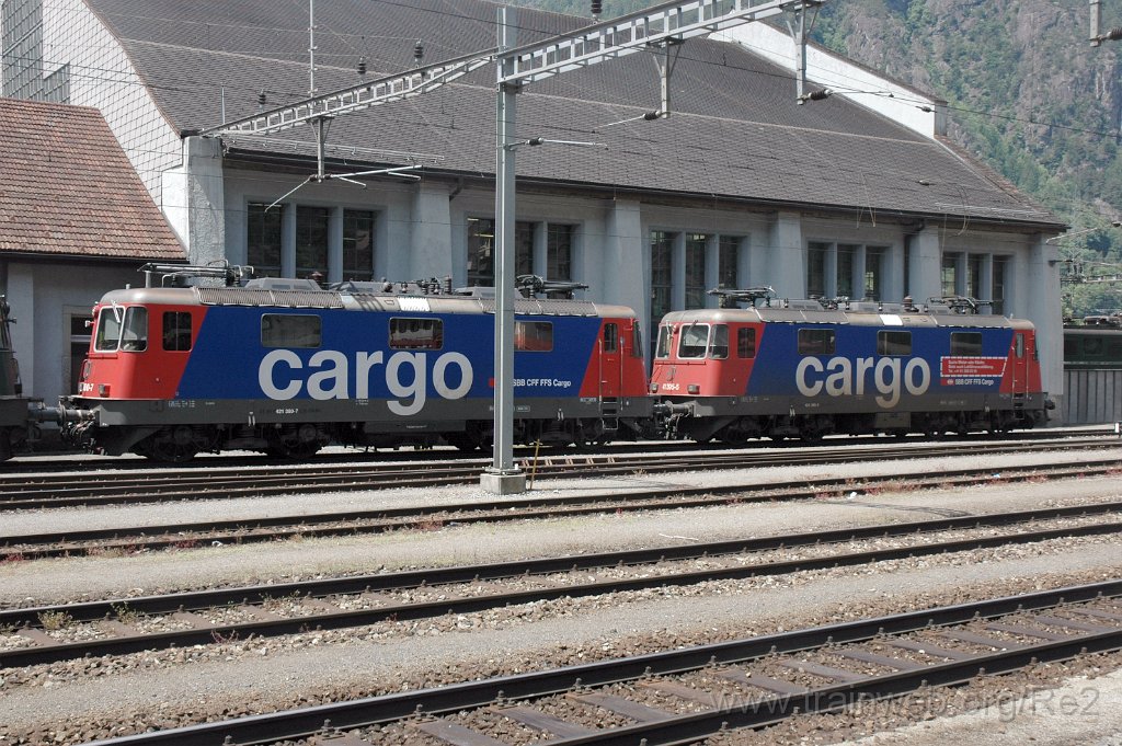 2841-0042-150613.jpg - SBBC Re 421.380-7 (Re 91 85 4 421 380-7 CH-SBBC) + SBBC Re 421.395-5 ''Suche Mieter oder Käufer'' (Re 91 85 4 421 395-5 CH-SBBC) / Erstfeld (Dépot) 15.6.2013